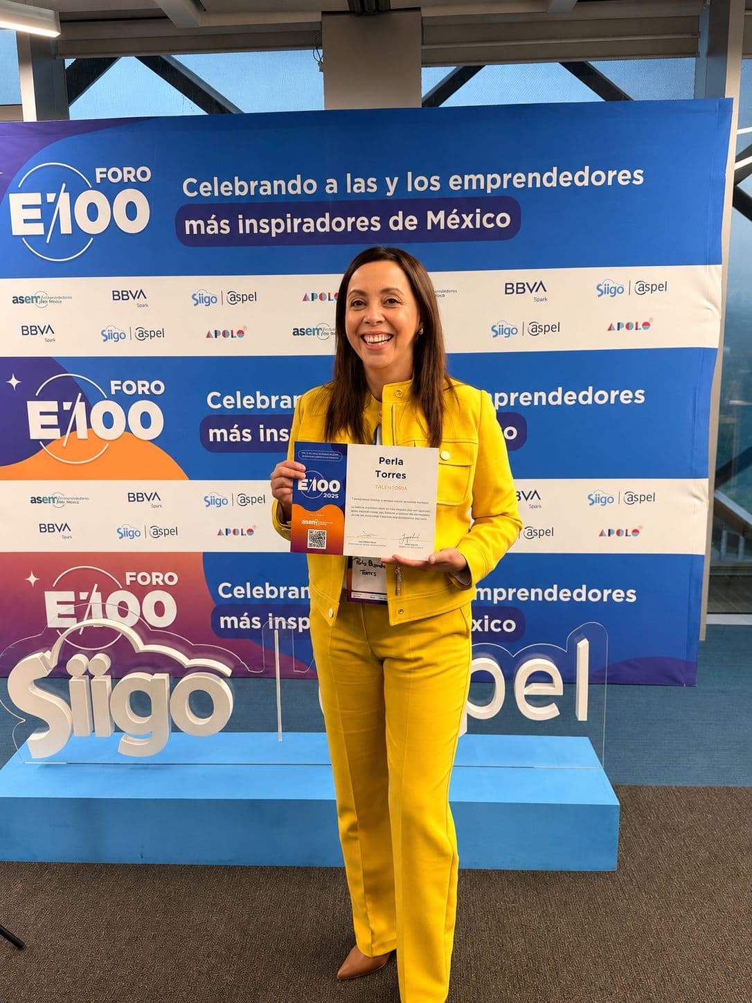 Perla Torres con el reconocimiento de ASEM a las 100 mejores emprendedoras