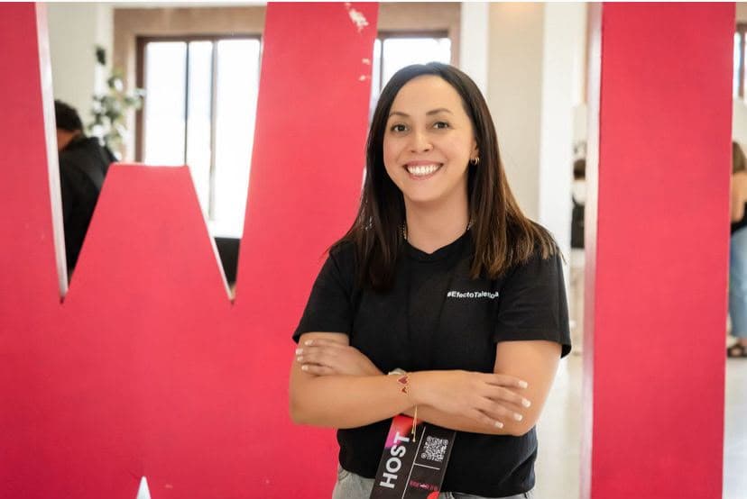 Perla Torres sonriendo en un evento de Talentoría